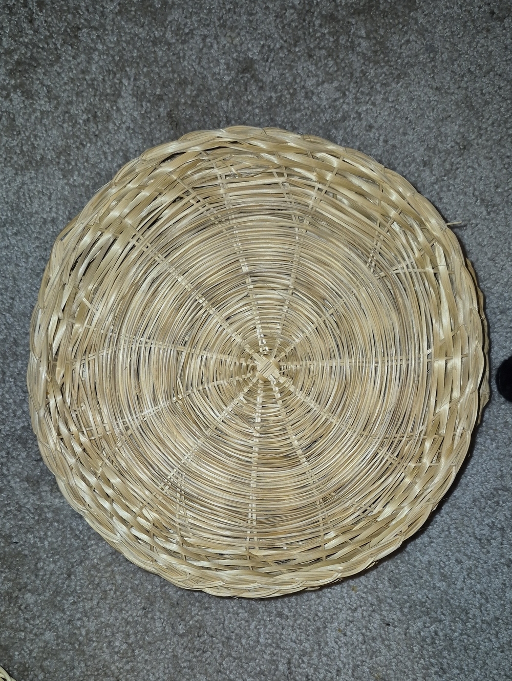 Wicker plate holders